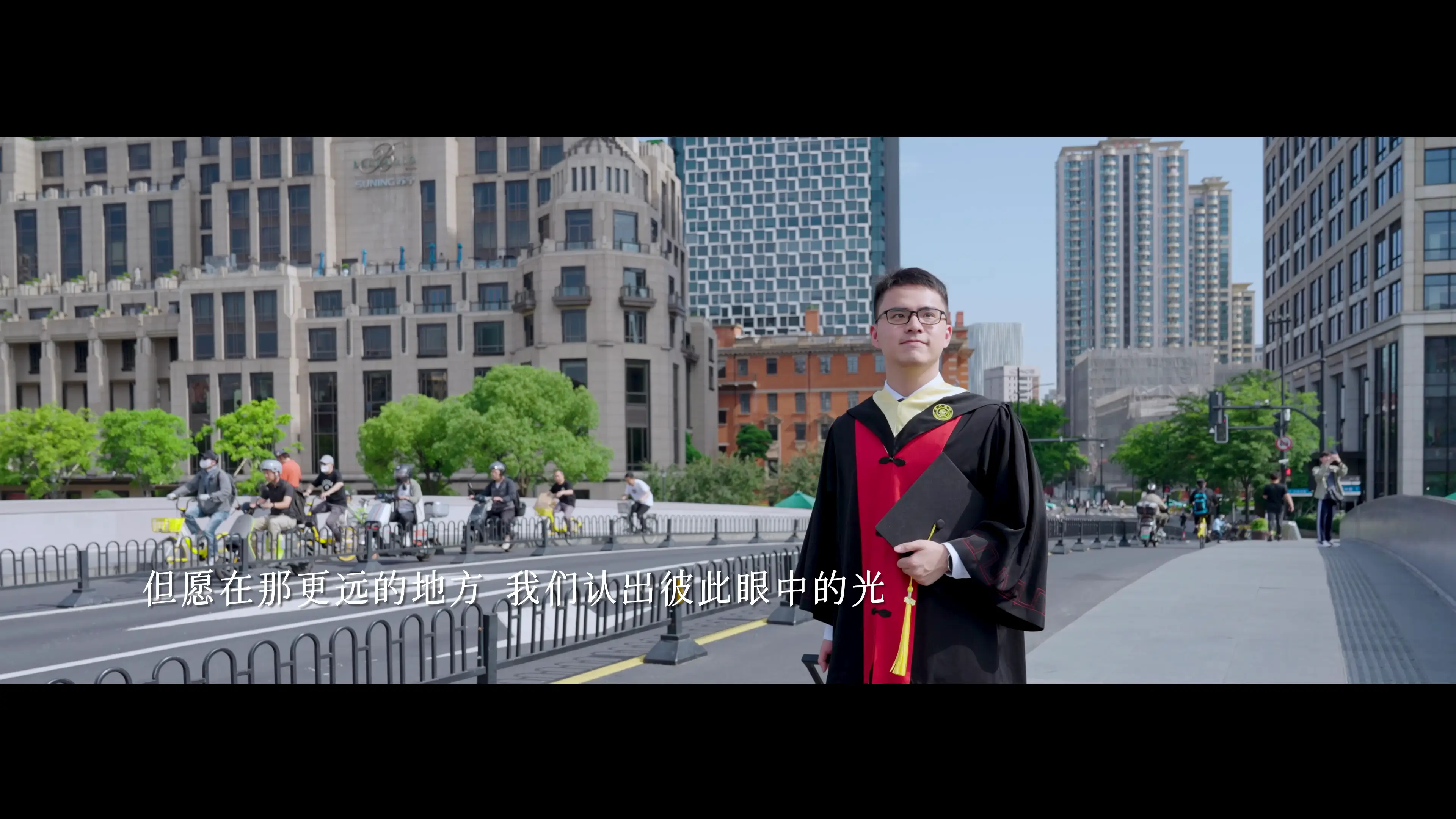 主角走在乍浦路桥上，准备迎接新的挑战